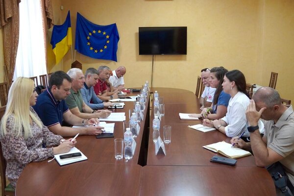 Будівництво житла для переселенців та підготовка до зими: Сумська ОВА і делегація Міжнародного комітету Червоного Хреста узгодили спільні плани допомоги